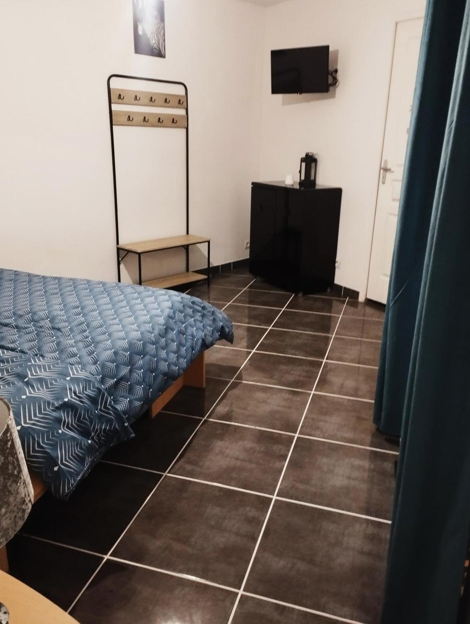 Apartment Avec Cour Plein Centre *